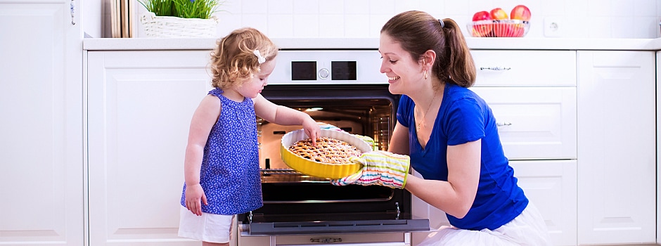 motherandchildbakingacak_415158.jpg	
