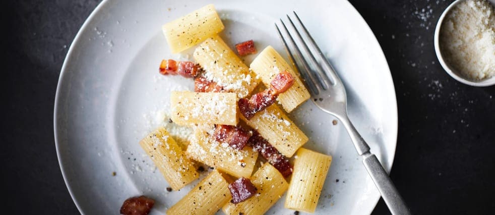 A plate of rigatoni pasta