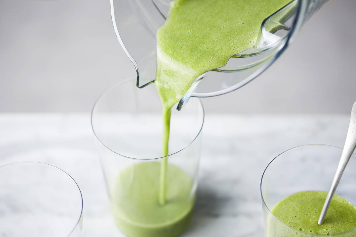 How to Make Smoothies in a Blender green smoothie pouring into glass